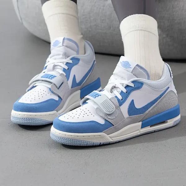 Nike AJ312 Low Top Sneakers - White