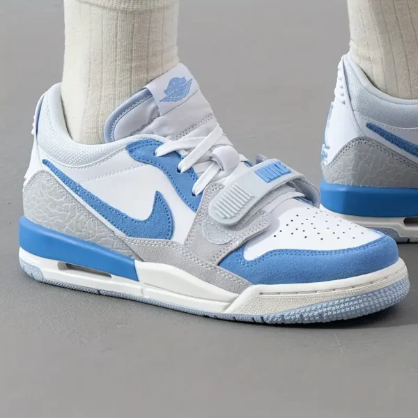 Nike AJ312 Low Top Sneakers - White